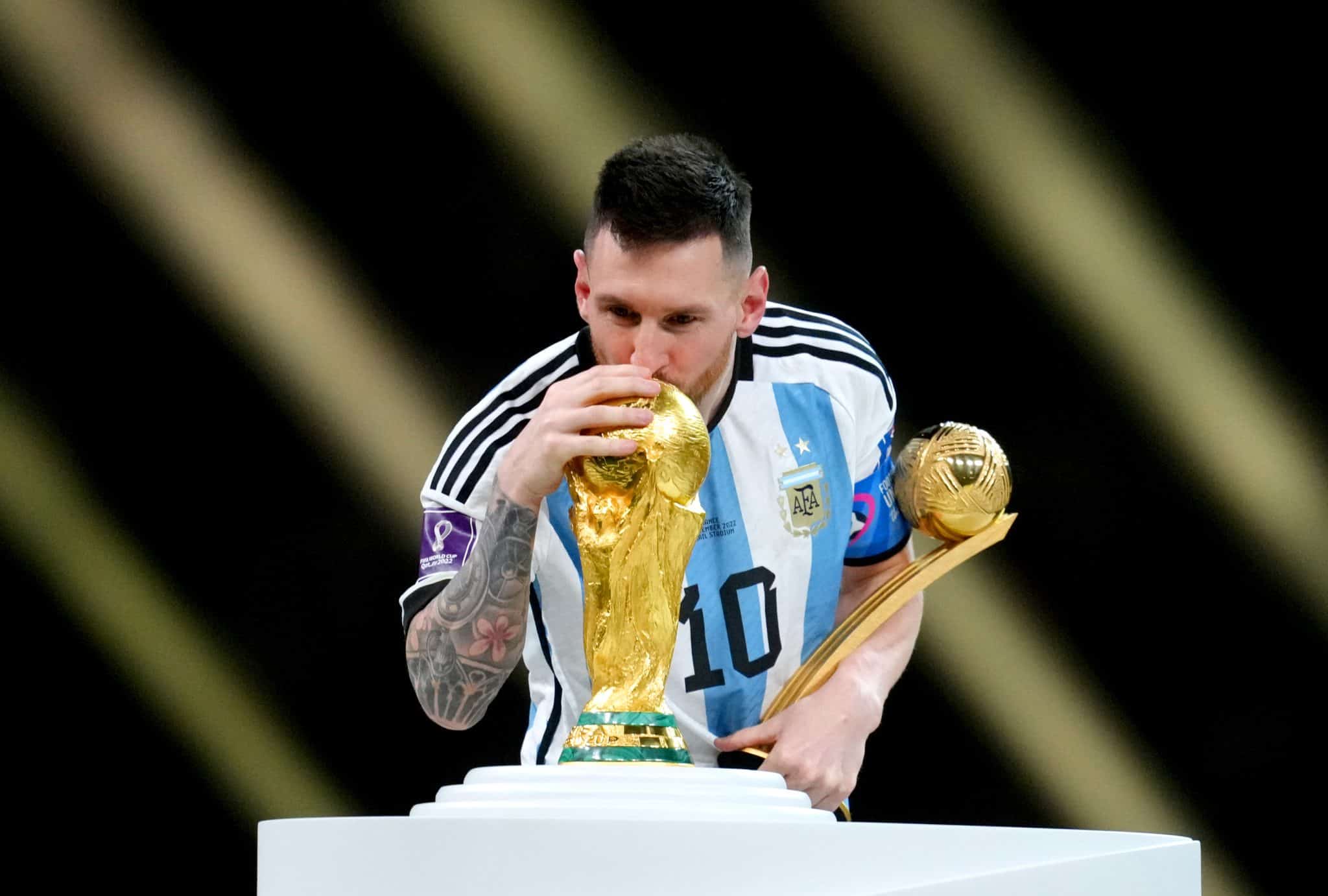 messi lifting world cup
